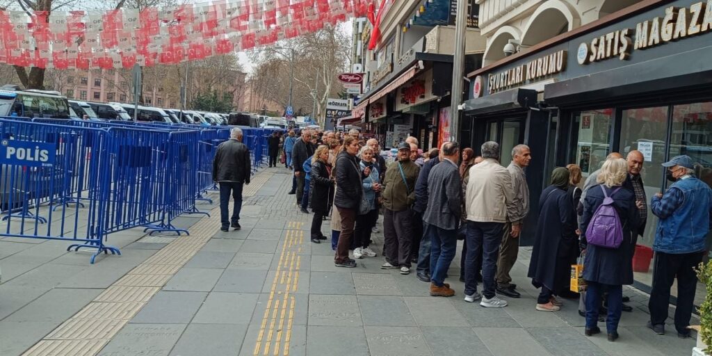 Barikatların gölgesinde ucuz yumurta kuyruğu